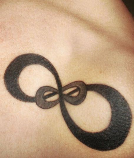 Simbolo-doppio-infinito-tatuato