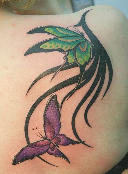 Tatuaggio-colorato-fenice-e-farfalla