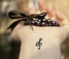 Piccolo-tatuaggio-chiave-di-violino-interno-polso-220x188