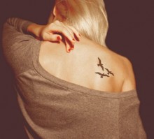 Tatuaggio-rondine-ed-uccellini-significato-e-immagini-220x199