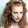 Capelli lunghi mossi con tiara
