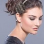 Capelli raccolti con cerchietto