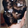 Capelli raccolti con fiori e perle sposa
