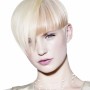 Taglio di capelli corto asimmetrico