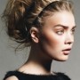 Capelli raccolti in modo disordinato con dettaglio fascia