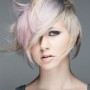 Tendenze colore capelli 2011 biondo platino con meches colorate