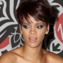 Rihanna con un taglio corto e la frangia