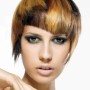 Taglio di capelli con frangia asimmetrica