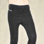 Jeans con cavallo ribassato e stretti in gamba