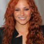 Briana Evigan con capelli di colore rosso