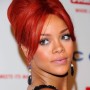Rihanna con capelli di colore rosso