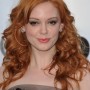 Rose McGowan con capelli di colore rosso