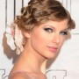 Taylor Swift con fermaglio floreale