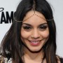Vanessa Hudgens con le perle tra i capelli