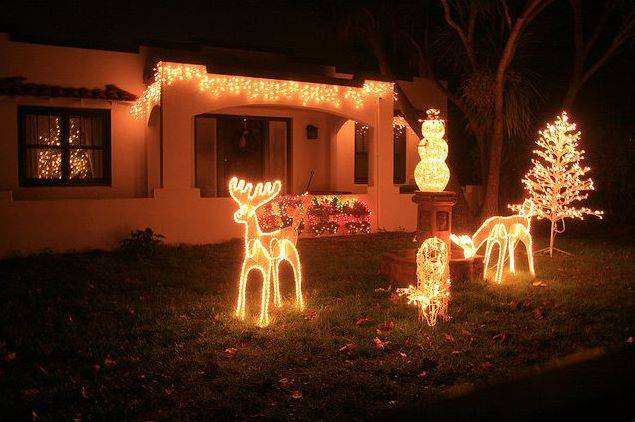 Decorazioni Natalizie Giardino.Giardino Addobbato Con Luci E Decorazioni Natalizie