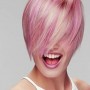 Taglio capelli biondi con mesches color rosa