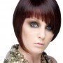 Taglio capelli midi con frangia asimmetrica