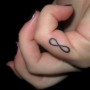 Simbolo infinito tatuato sul dito