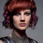 Taglio medio per capelli mossi con frangia