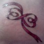 simbolo infinito in un fiocco tatuato