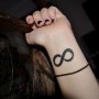 tatuaggio infinito sul polso
