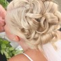 Bellissima acconciatura sposa 2012 con capelli raccolti