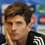 Capelli alla mario Gomez corti ai lati lunghi sopra