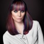 Capelli su base castano scuro con meches colorate