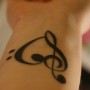 Foto tatuaggio chiave di violino interno polso