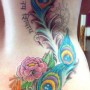 Foto tatuaggio piume sulla schiena
