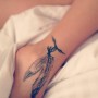 Immagine tatuaggio piuma indiana sulla caviglia