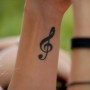 Tatuaggio chiave di violino interno polso