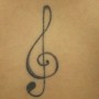 Tatuaggio chiave di violino sulla schiena