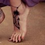 Tatuaggio piuma sulla caviglia