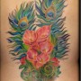 Tatuaggio piume e fiori