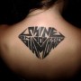 Immagine tatuaggio diamante con scritta sulla schiena