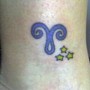 Piccolo Tatuaggio ariete con stelline sulla caviglia