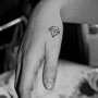Piccolo tatuaggio diamante sulla mano