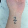 Piccolo tatuaggio segno zodiacale dei pesci interno polso