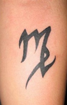Simbolo tatuato della vergine 220x347 - Tatuaggio segno zodiacale della vergine: foto e significato Simbolo tatuato della vergine Simbolo tatuato della vergine 220x347 - Tatuaggio segno zodiacale della vergine: foto e significato