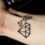 Tatuaggio di tre diamanti sul polso