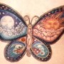 Tatuaggio farfalla con sole e luna