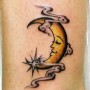 Tatuaggio mezza luna sulla caviglia