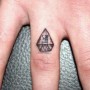 Tatuaggio piccolo diamante sul dito