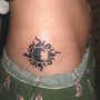 Tatuaggio sole e luna sul fianco