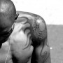 Tatuaggio sole su spalla e braccio