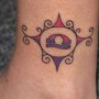 Tatuaggio sulla caviglia del simbolo della bilancia libra