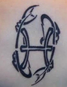 Tatuaggio tribale segno zodiacale pesci 220x285 - Tatuaggio segno zodiacale dei pesci: immagini e significato Tatuaggio tribale segno zodiacale pesci Tatuaggio tribale segno zodiacale pesci 220x285 - Tatuaggio segno zodiacale dei pesci: immagini e significato