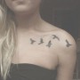 Foto tatuaggio di uccelli che volano via