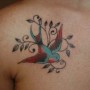 Foto tatuaggio rondine colorata
